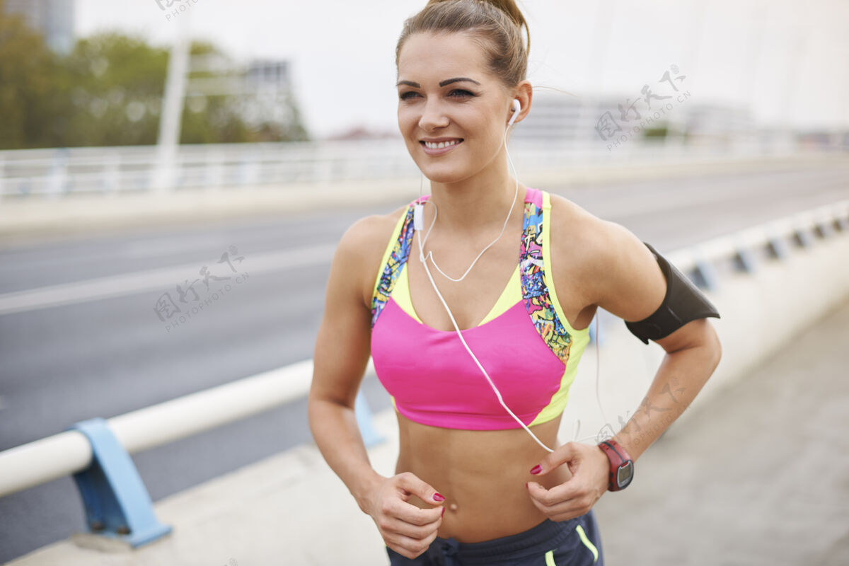 女人年轻女子在户外锻炼好心情是慢跑的结果肌肉运动器材慢跑