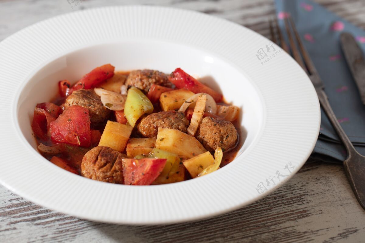 猪肉高角度拍摄的一个白色碗的肉和蔬菜汤在木桌上菜肴碗木头