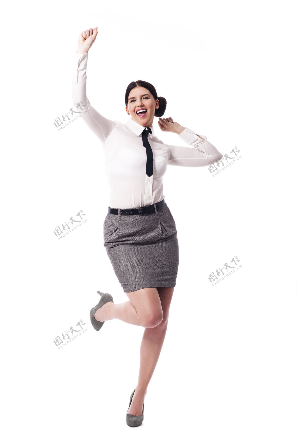 举起手臂成功的女商人正式着装肖像抬起脚