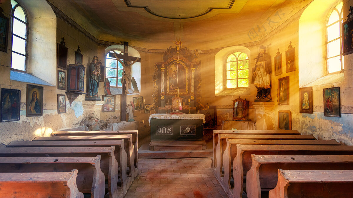十字架教堂里的棕色木椅室内天主教耶稣基督