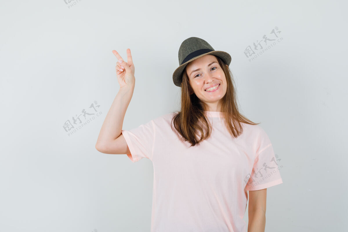 帽子年轻女性穿着粉色t恤 戴着帽子 看上去很欢快 正面照时尚休闲时尚