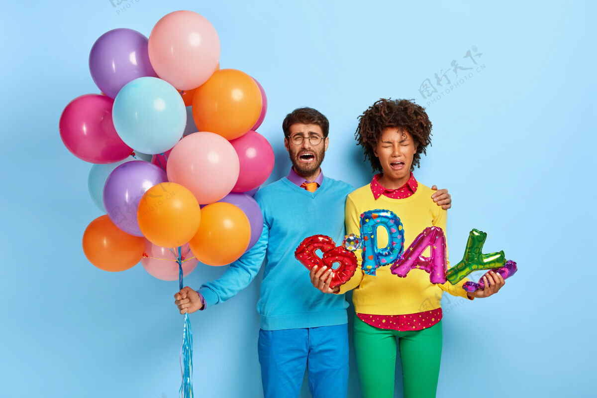 生日一对不高兴的年轻夫妇在派对上与气球合影的照片不好抱失望