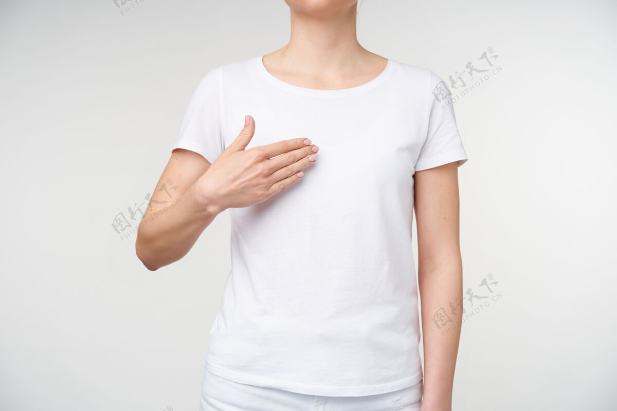 手指横向照片中的年轻女性穿着休闲服 手心放在胸前 而我的意思是聋哑语言 在白色背景下孤立T恤语言符号