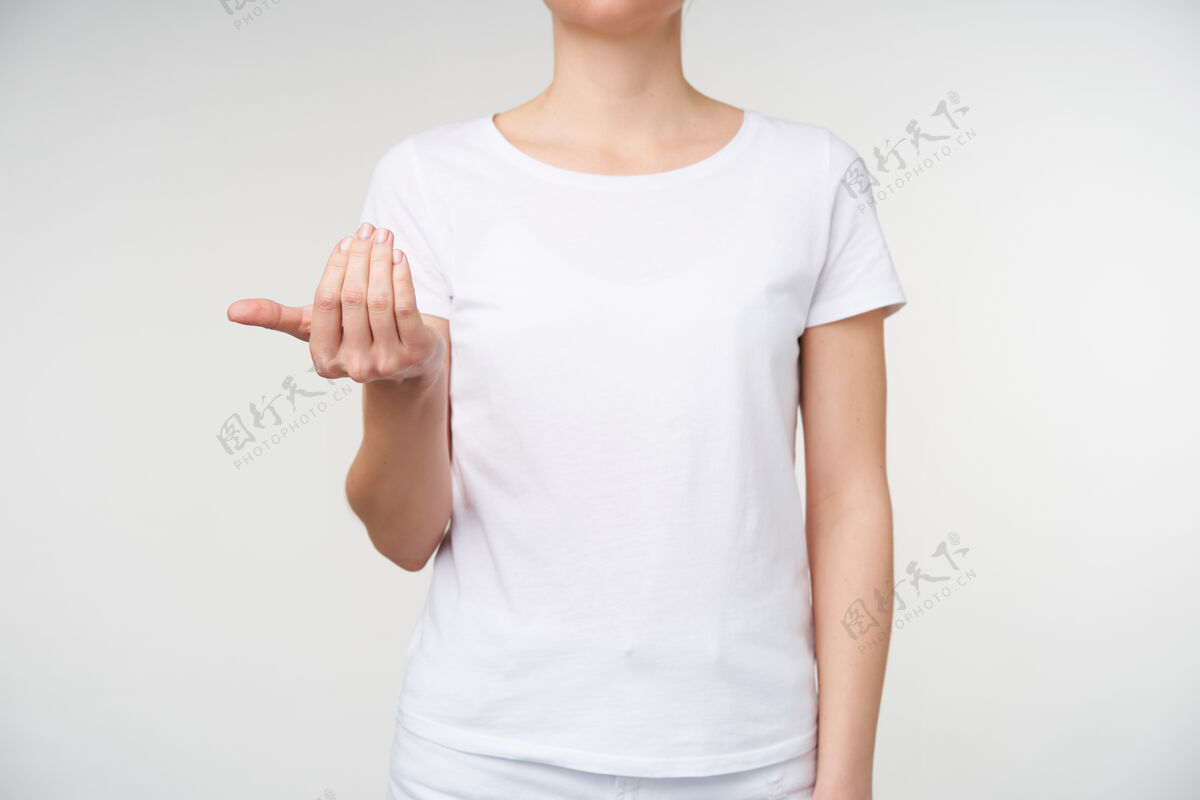 交流摄影棚拍摄的年轻女性裸体修甲举手 用手语展示你的单词 被隔离在白色背景下室内手指女人