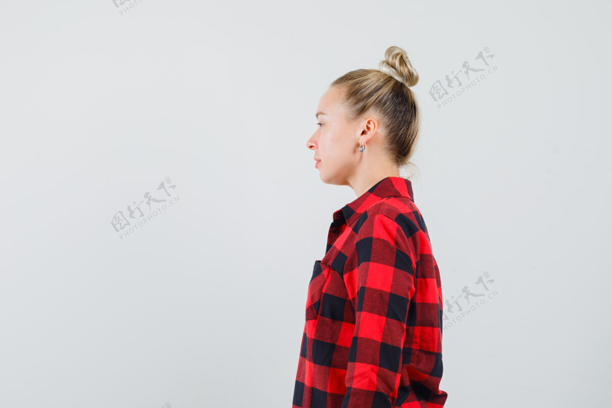 女性穿着格子衬衫的年轻女子看着别处 神情专注人时尚外观