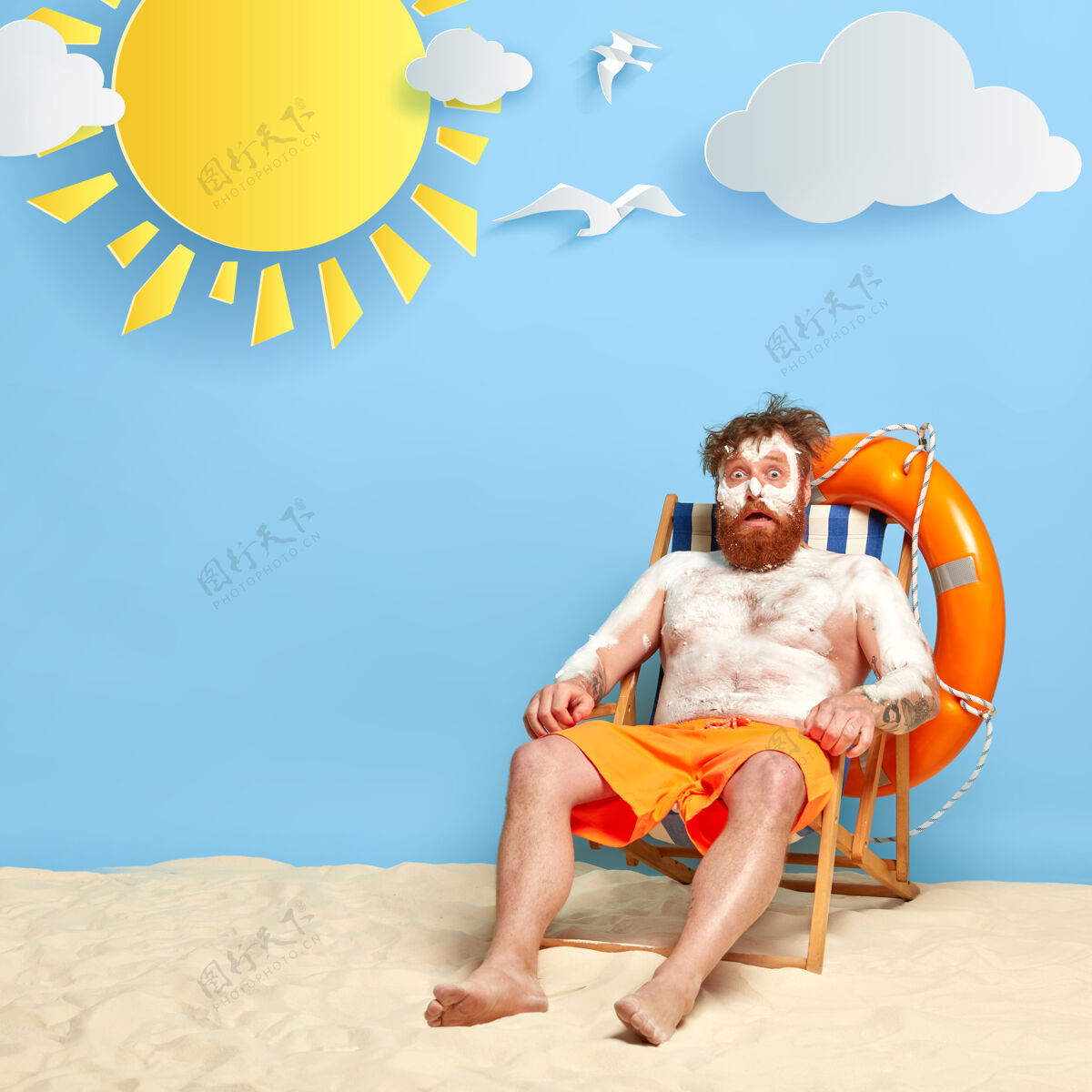 男人震惊的红发人在海滩上摆姿势涂防晒霜胡须化妆品云