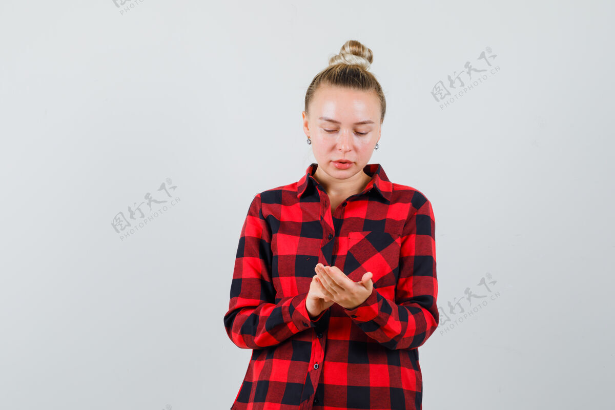 忙碌穿着格子衬衫的年轻女子像是在用手机 看起来很忙肖像看年轻