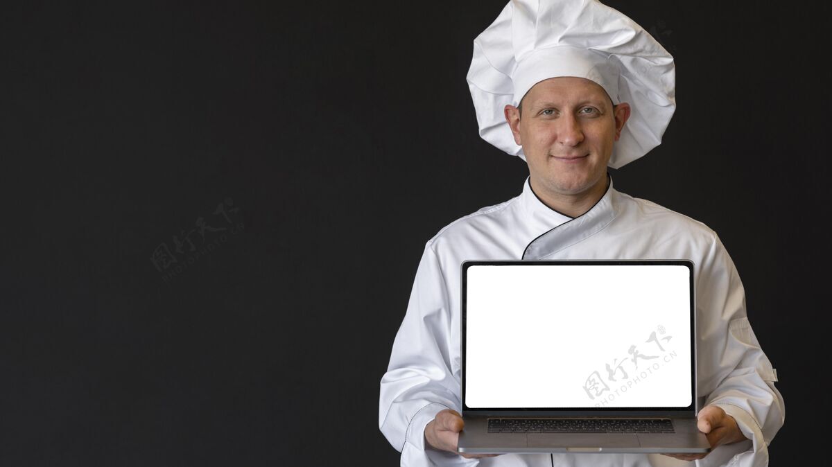 自制中枪厨师拿着笔记本电脑笔记本电脑烹饪厨师