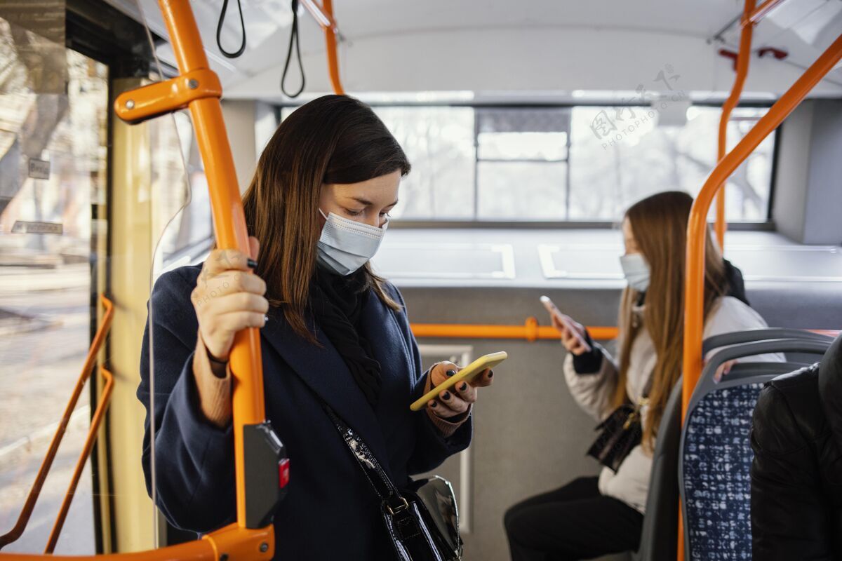 女人在公共交通工具上戴口罩的人技术设备预防