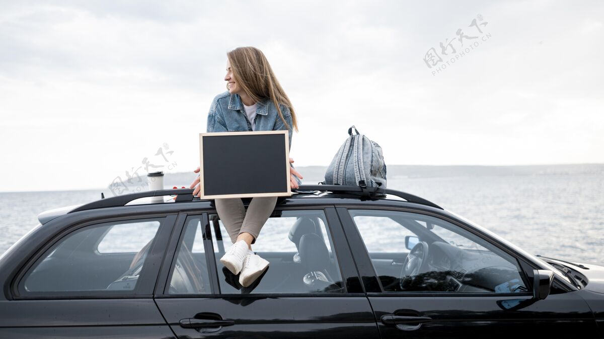 女人拿着模拟黑板的旅行者旅行者模型旅行