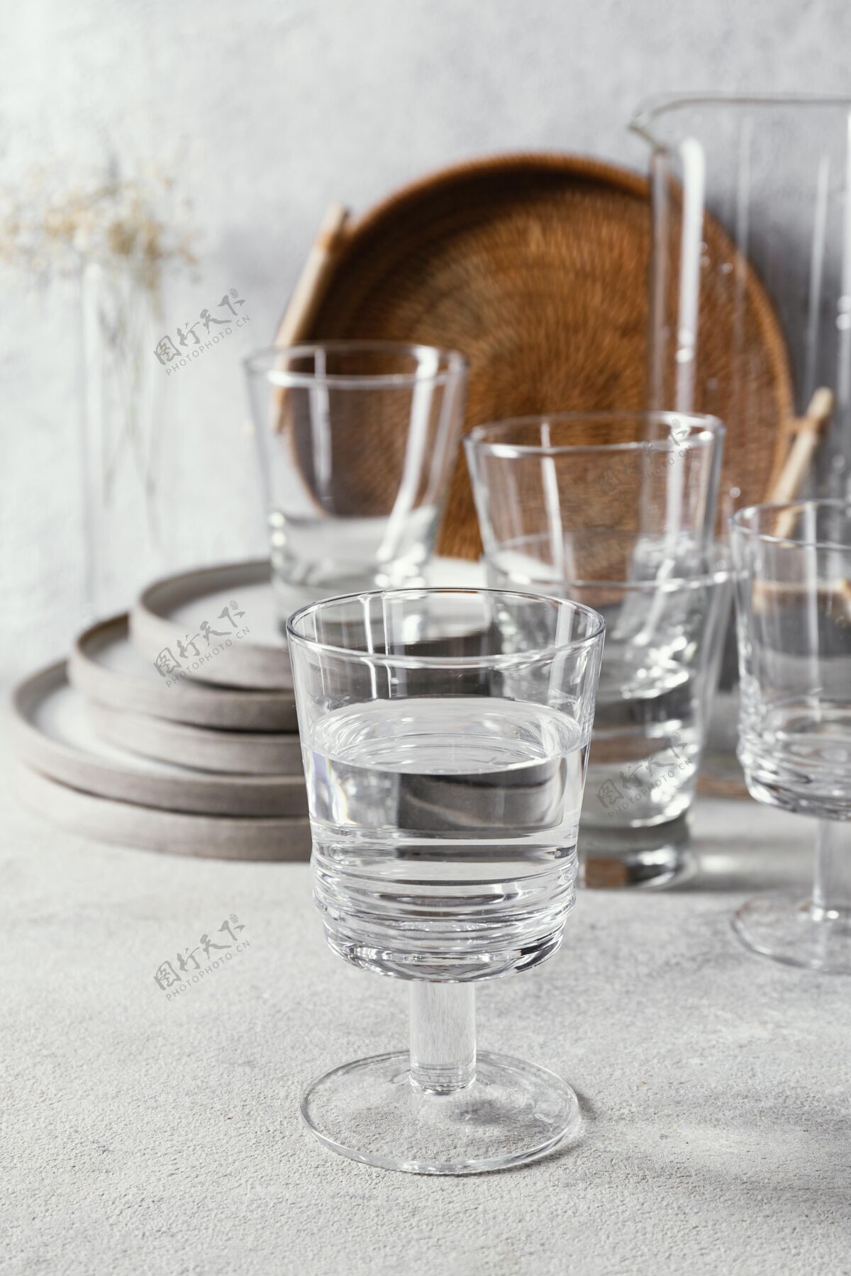 盘子桌上有水的玻璃杯木制托盘水杯子