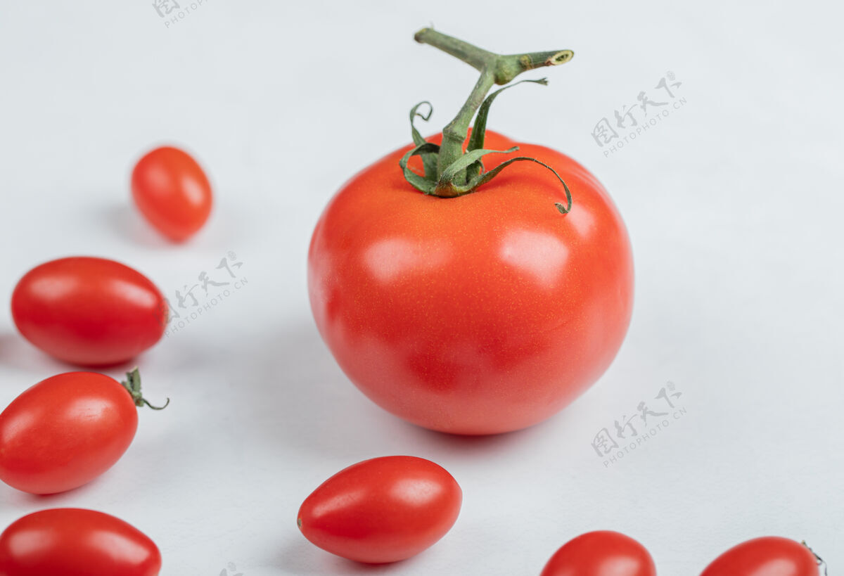 滴在白色背景上的西红柿特写照片高质量的照片蔬菜有机番茄酱