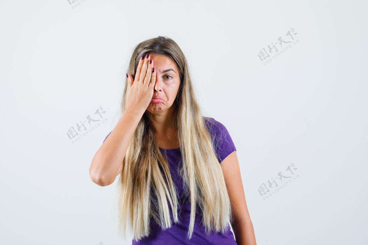人身着紫罗兰色t恤的年轻女士手挽着手 眼神迷茫 前视图肖像人黑发