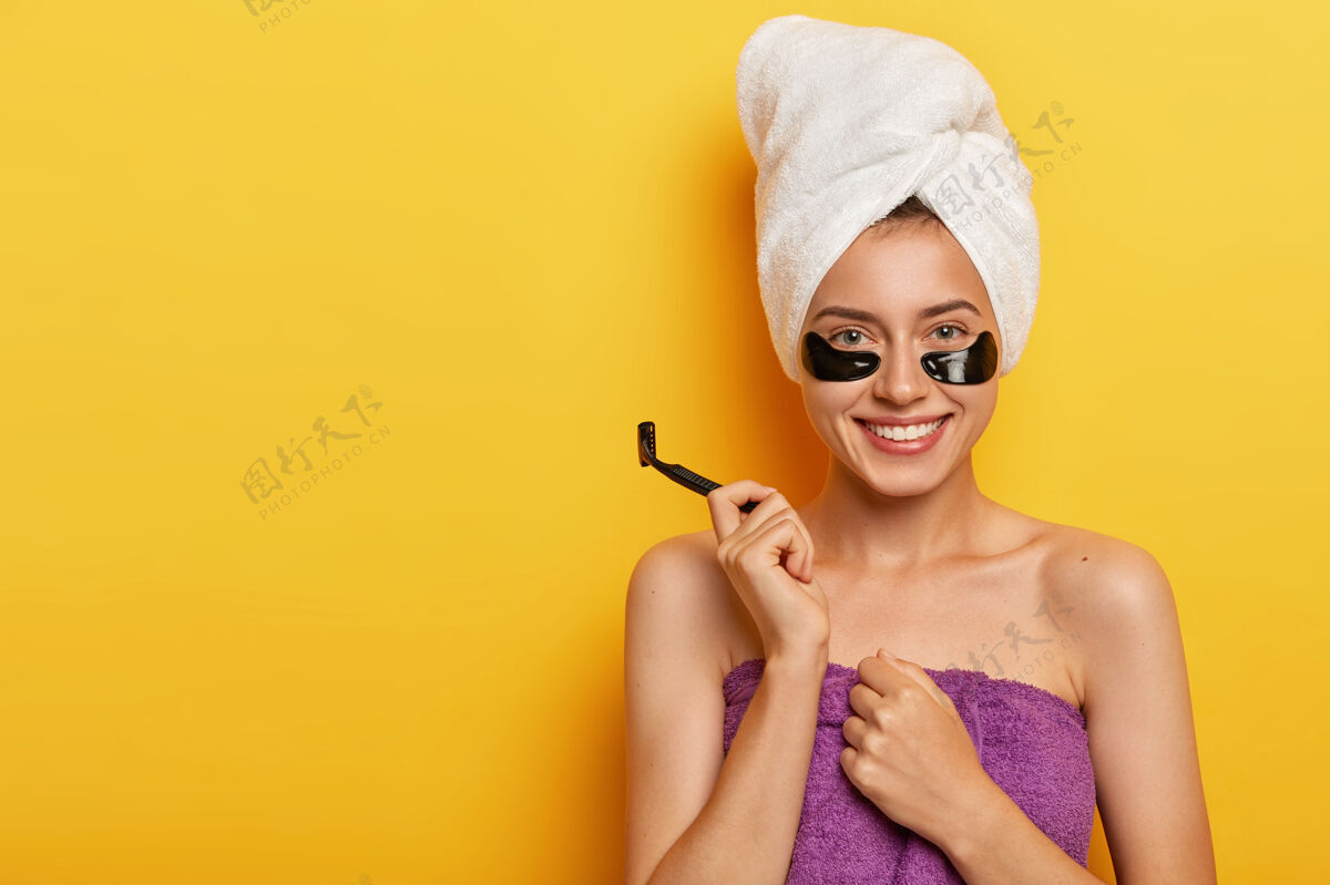 人类快乐快乐的女人 皮肤清纯 关心自己的身体 拿着剃须刀 准备洗澡和刮胡子 积极的微笑剃须刀模特贴片
