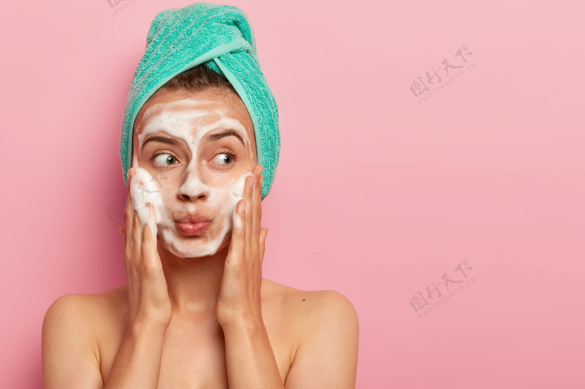 毛巾漂亮的年轻女子用肥皂洗脸 保持嘴唇圆润 看着旁边的复印空间 清洁皮肤污垢 洗澡 用毛巾擦干头发 显示裸体清洁人类女人