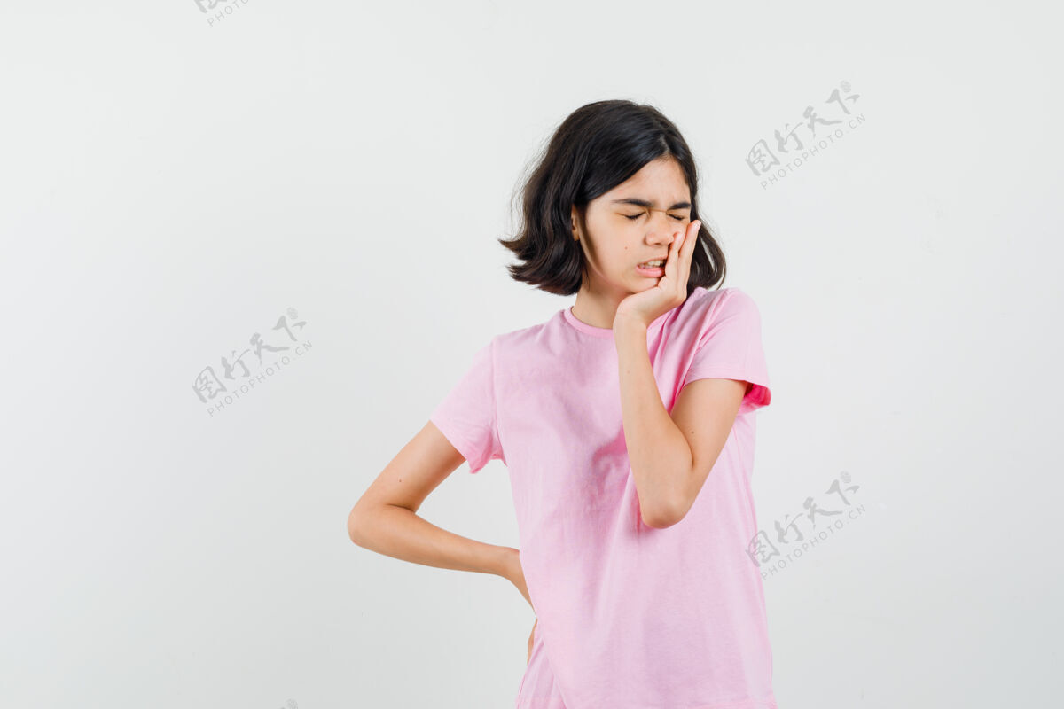 年轻小女孩穿着粉色t恤站在思考的姿势 看起来健忘前视图年轻肖像思考