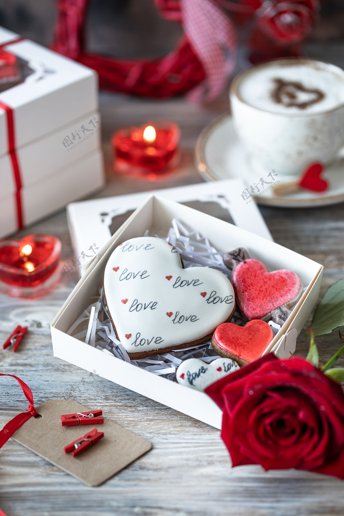 盒子小甜饼或姜饼小甜饼放在木桌上的红丝带礼盒里情人节情人节美味手工制作