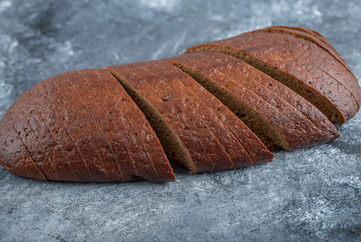 厨房自制新鲜有机黑面包切成片高品质的照片面包小块早餐