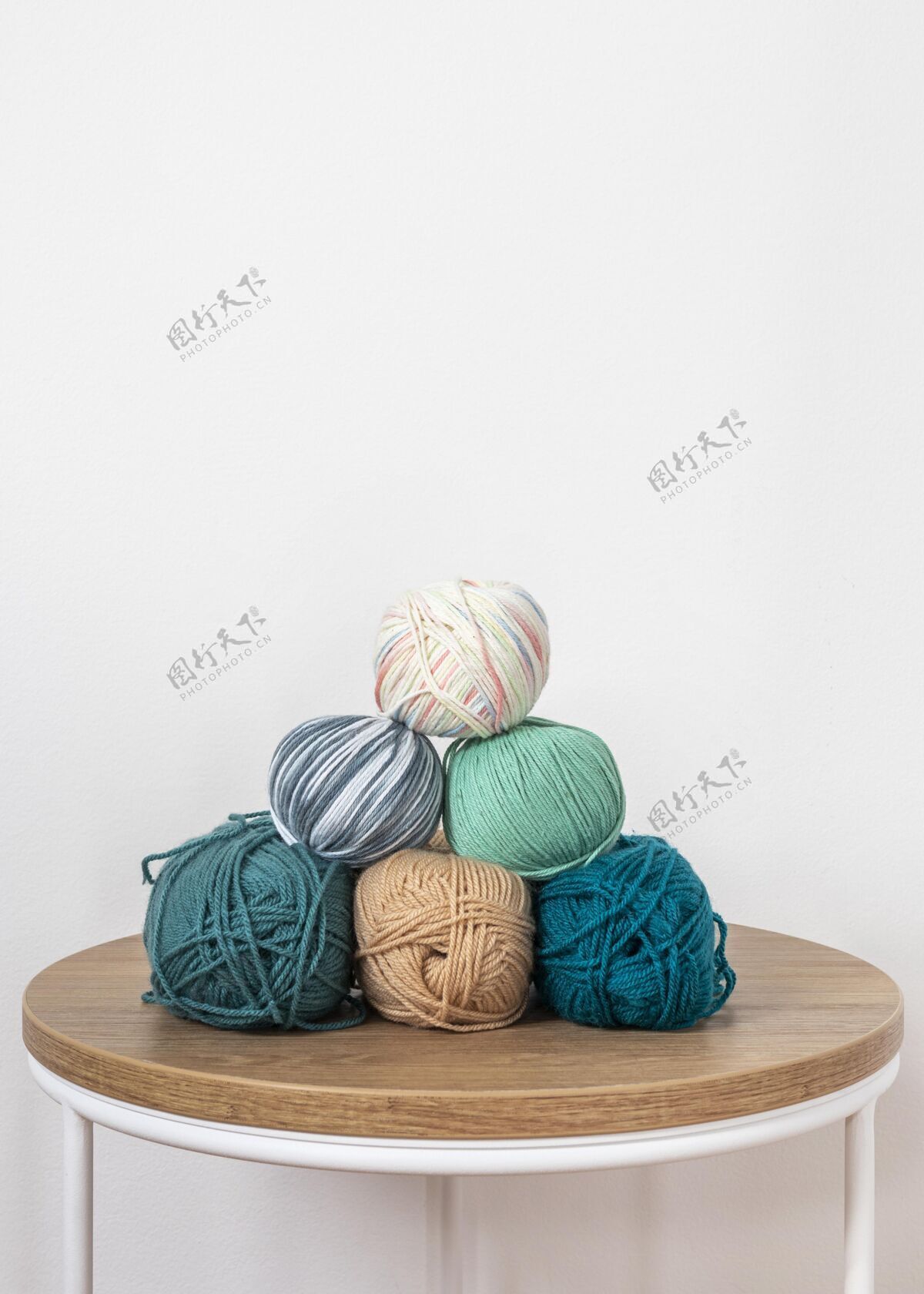 针织针在桌子上编织羊毛针织编织者纹理