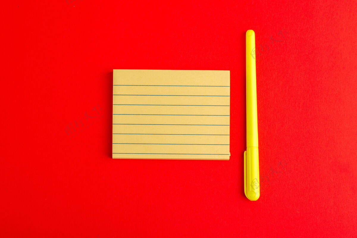 记事本顶视图纸贴纸用钢笔在红色表面笔记本铅笔钢笔