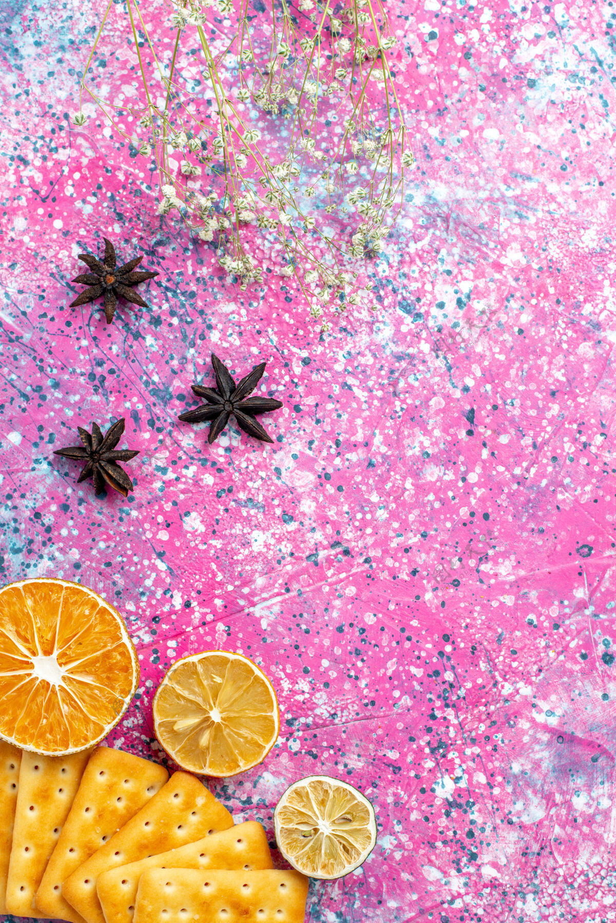 顶部粉红色书桌上的柠檬咸饼干生的无脊椎动物花
