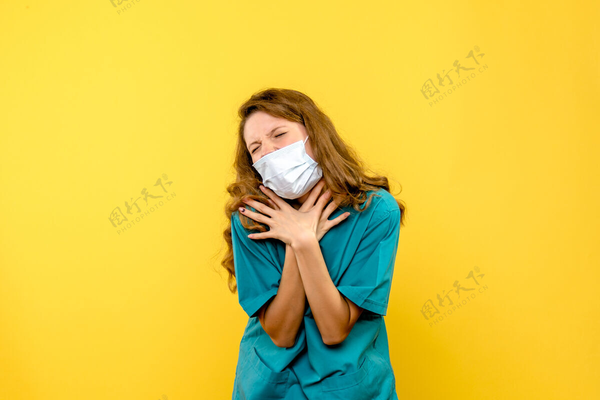 健康黄色空间的年轻女医生呼吸困难前面肖像黑发