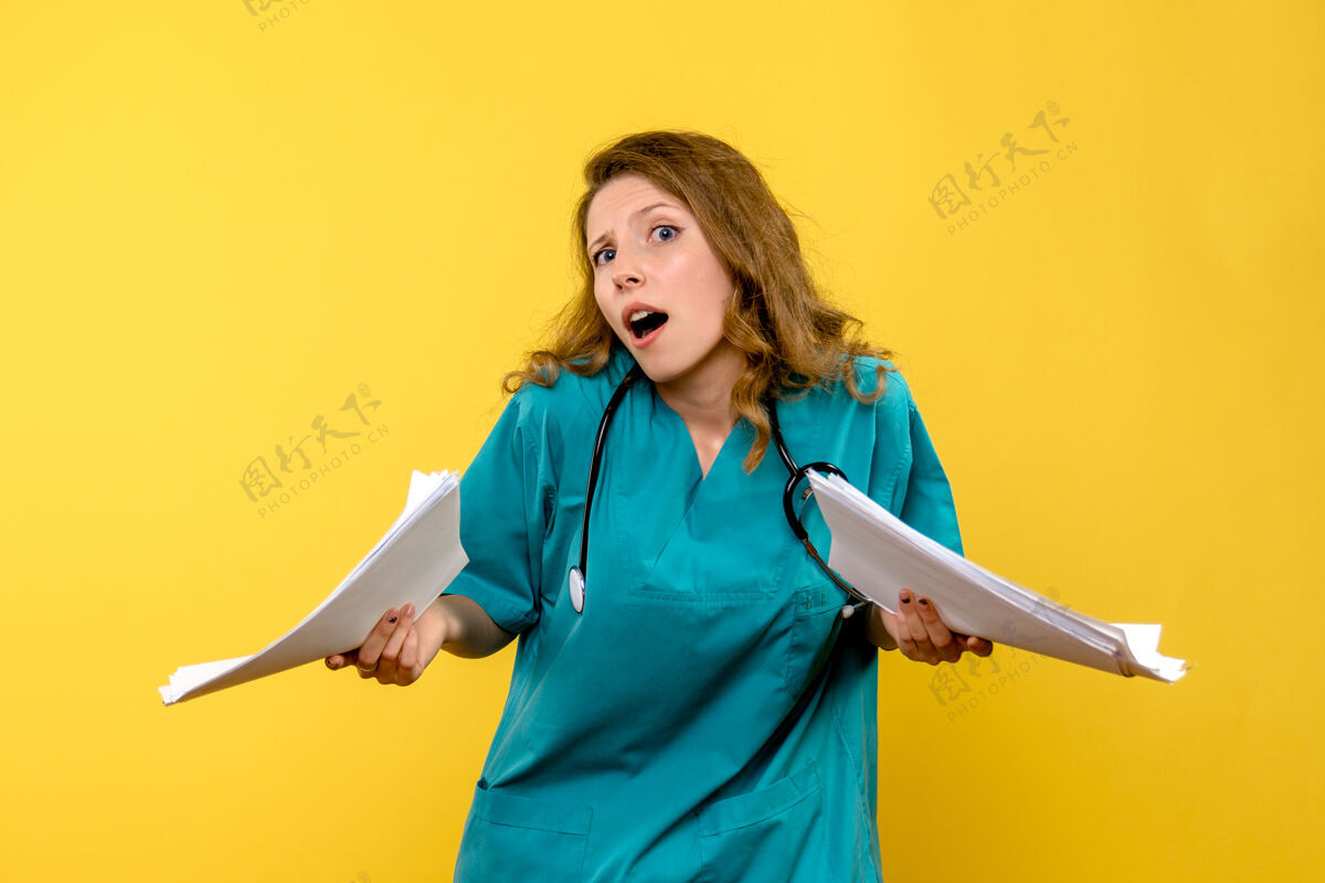 医疗前视图黄色空间上有文件的女医生黑发黄色文件