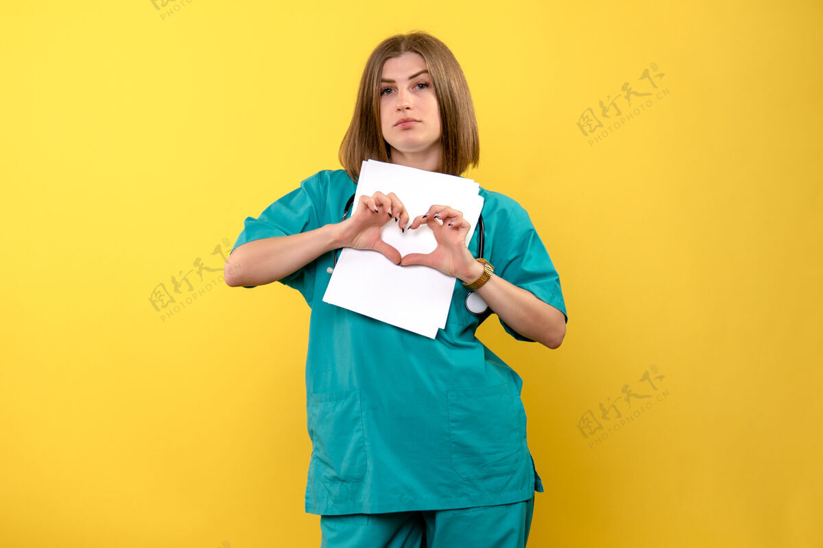 站着正面图黄色空间上拿着文件的女医生人物黄色人物
