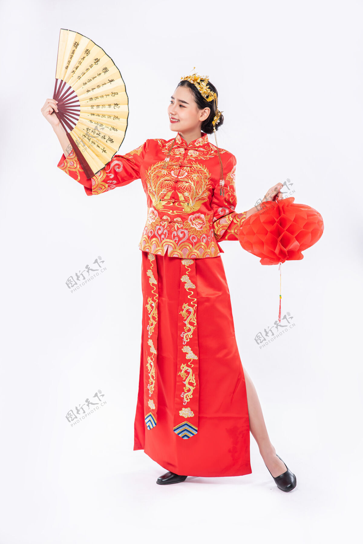 红灯笼穿旗袍套装的女士在中国新年的大型活动上宣传中国手扇和红灯中国新年文化庆祝