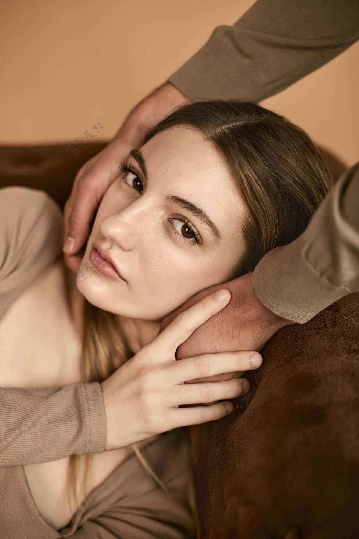 男朋友高角度的女人坐在沙发上 男人抚摸着她的脸关闭感情夫妻