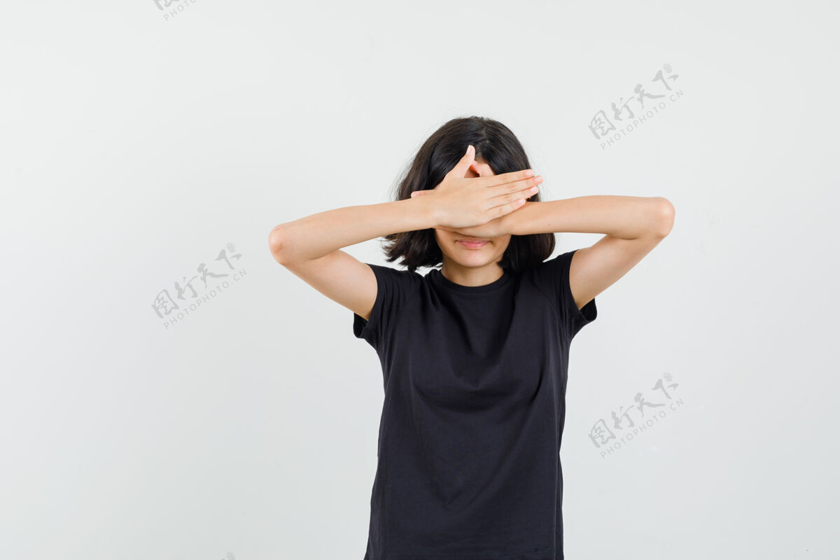 女孩身穿黑色t恤的小女孩手拉着手 两眼带着羞耻的神情 俯视前方青年看未成年