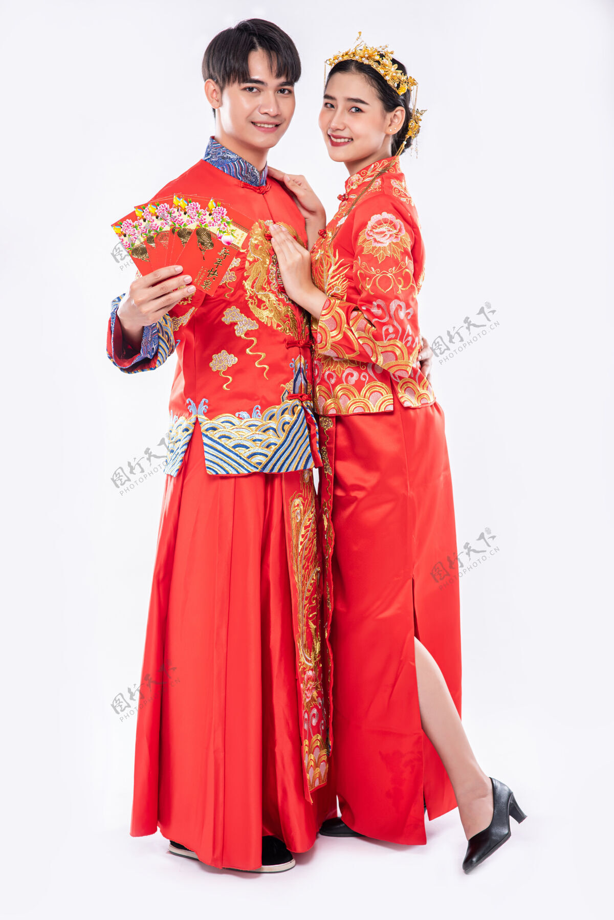 庆祝穿旗袍的男女在传统节日里展示他们的礼金和现金欢呼团体女性