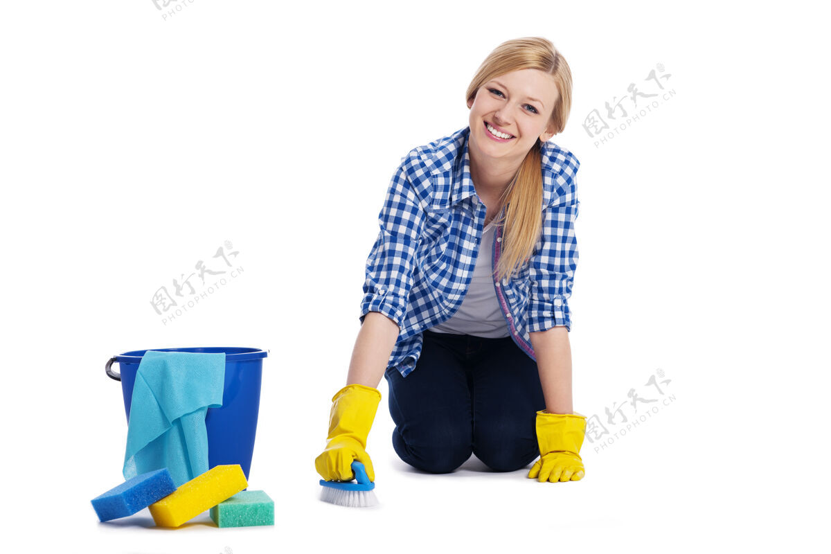 桶年轻微笑的女人在擦地板设备工作工具家务