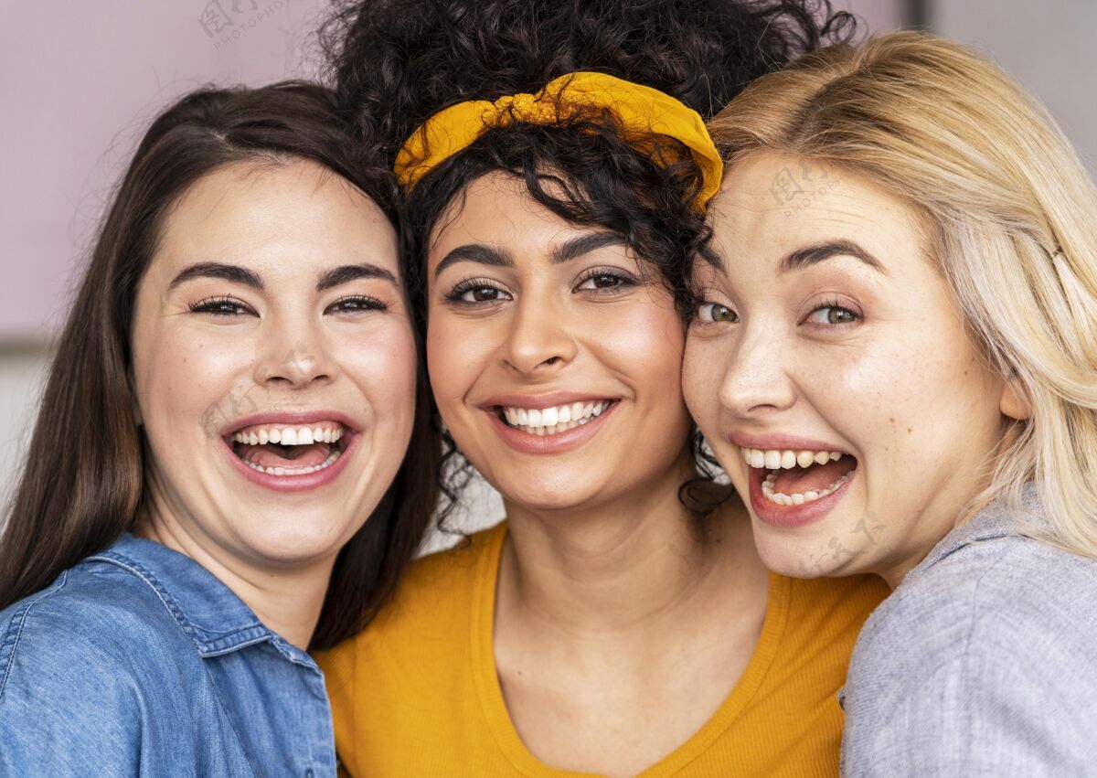 积极三个快乐的女人合影微笑的正面图乐观微笑女性