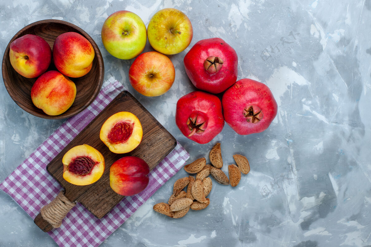 可食用的水果顶视图新鲜的桃子醇厚可口的水果和苹果放在浅白的桌子上饮食水果醇香