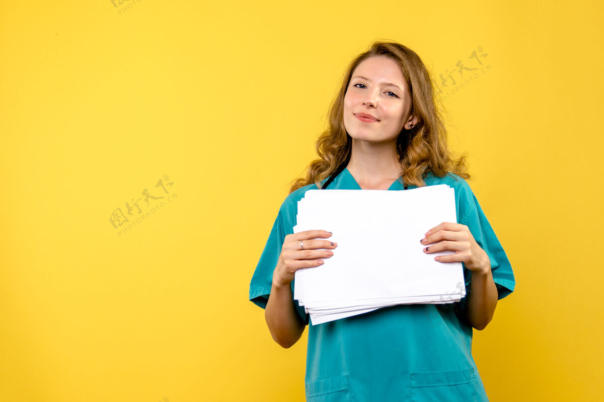 医院正面图黄色地板上带着文件的女医生情感医院病毒地板病毒教育