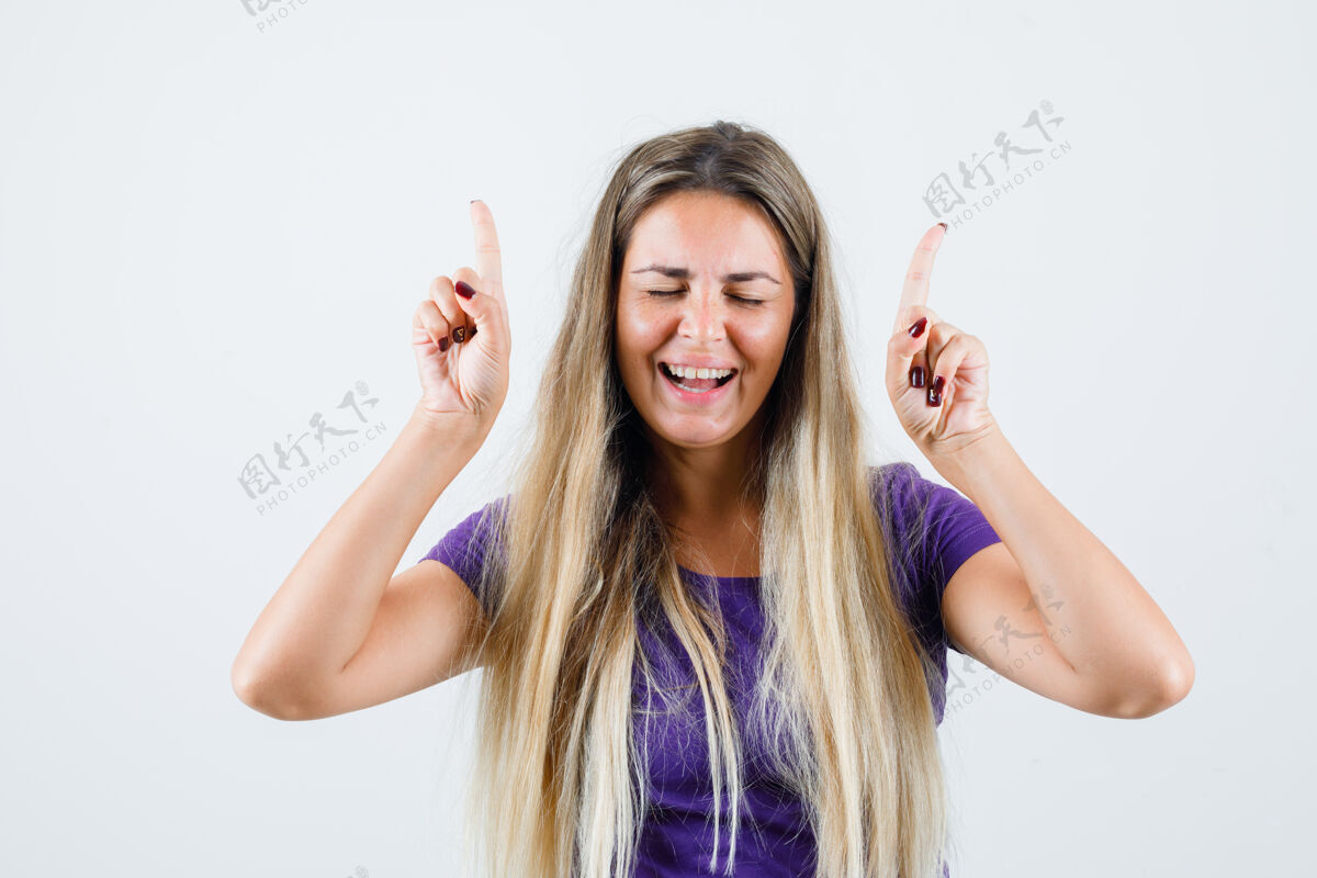 爱情金发碧眼的女士 穿着紫罗兰色的t恤衫 面带幸福正视图长女性幸福