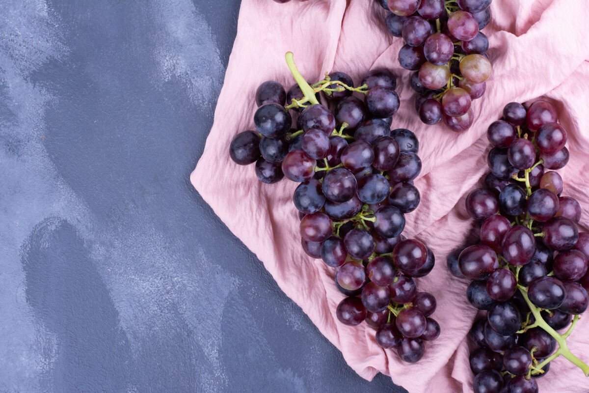 季节葡萄串在厨房毛巾上生物热带多汁