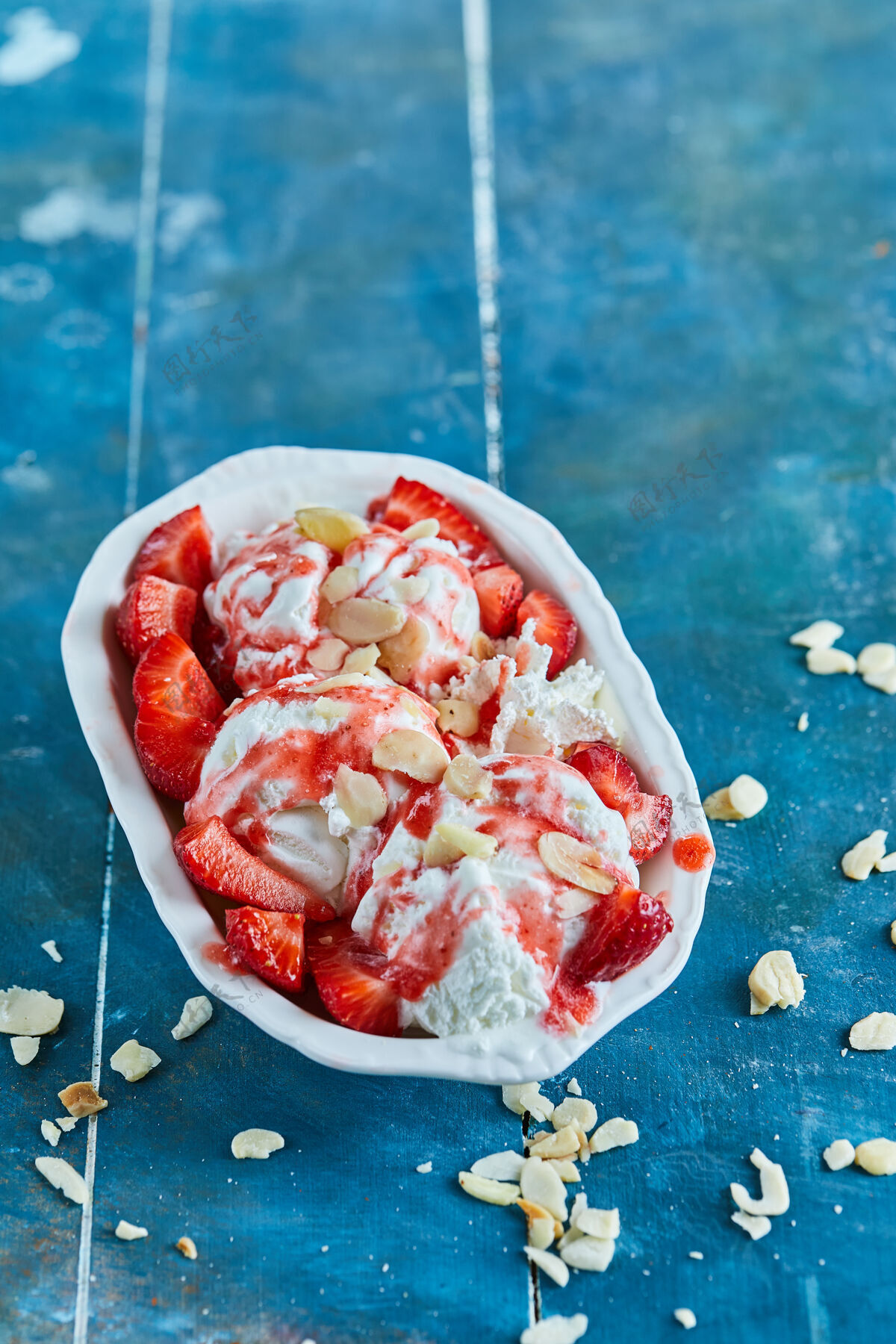 甜点草莓香草冰淇淋 在白色盘子里撒上一点日记美味美食