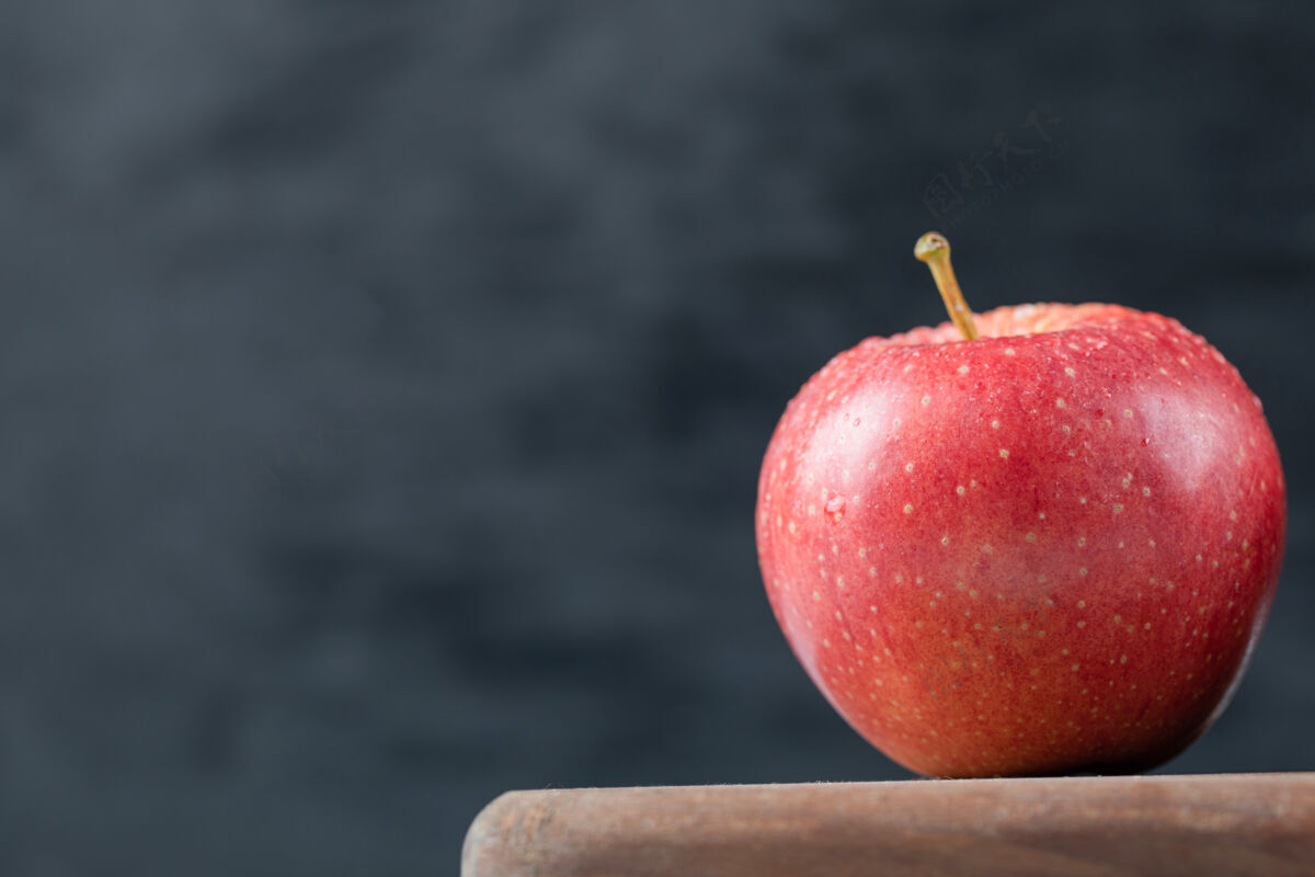 极简苹果被隔离在一块粗糙的木板上热带美味酸味