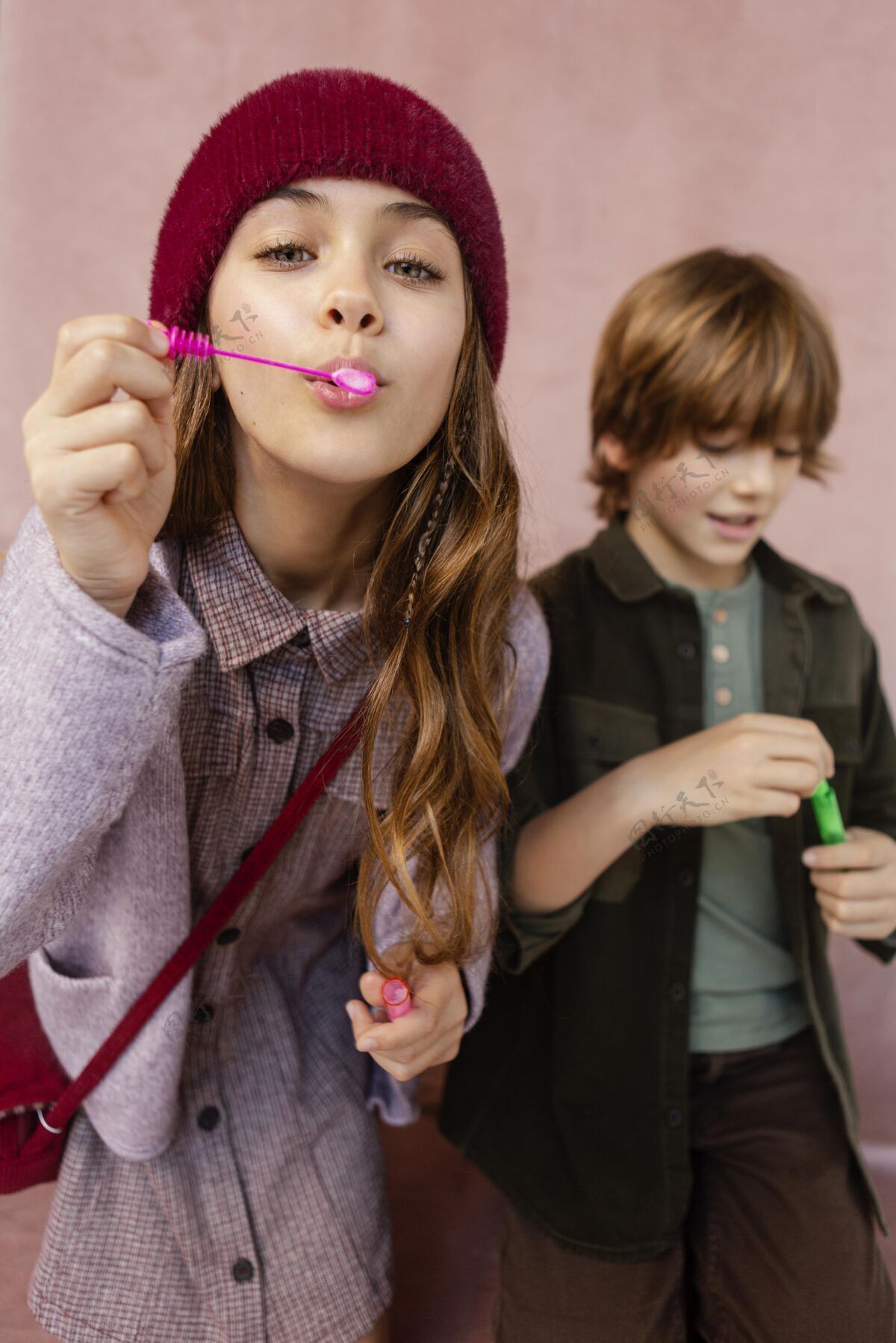 孩子男孩和女孩玩肥皂泡在一起表达表情