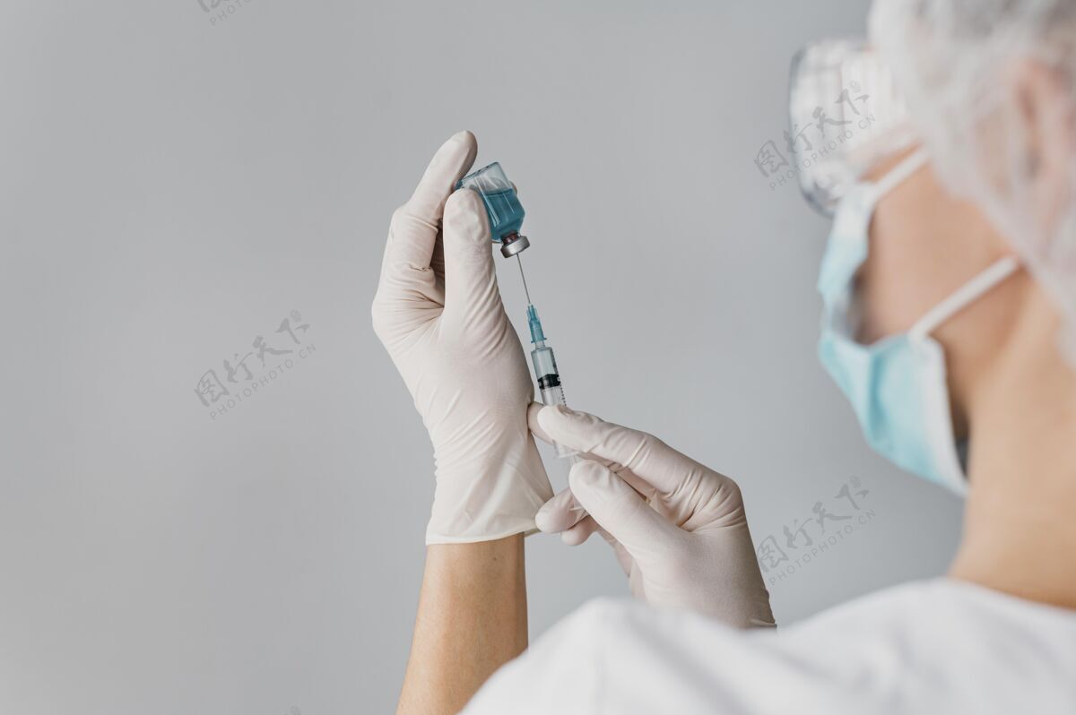 工作医生拿着针筒注射疫苗护理专家专业人员