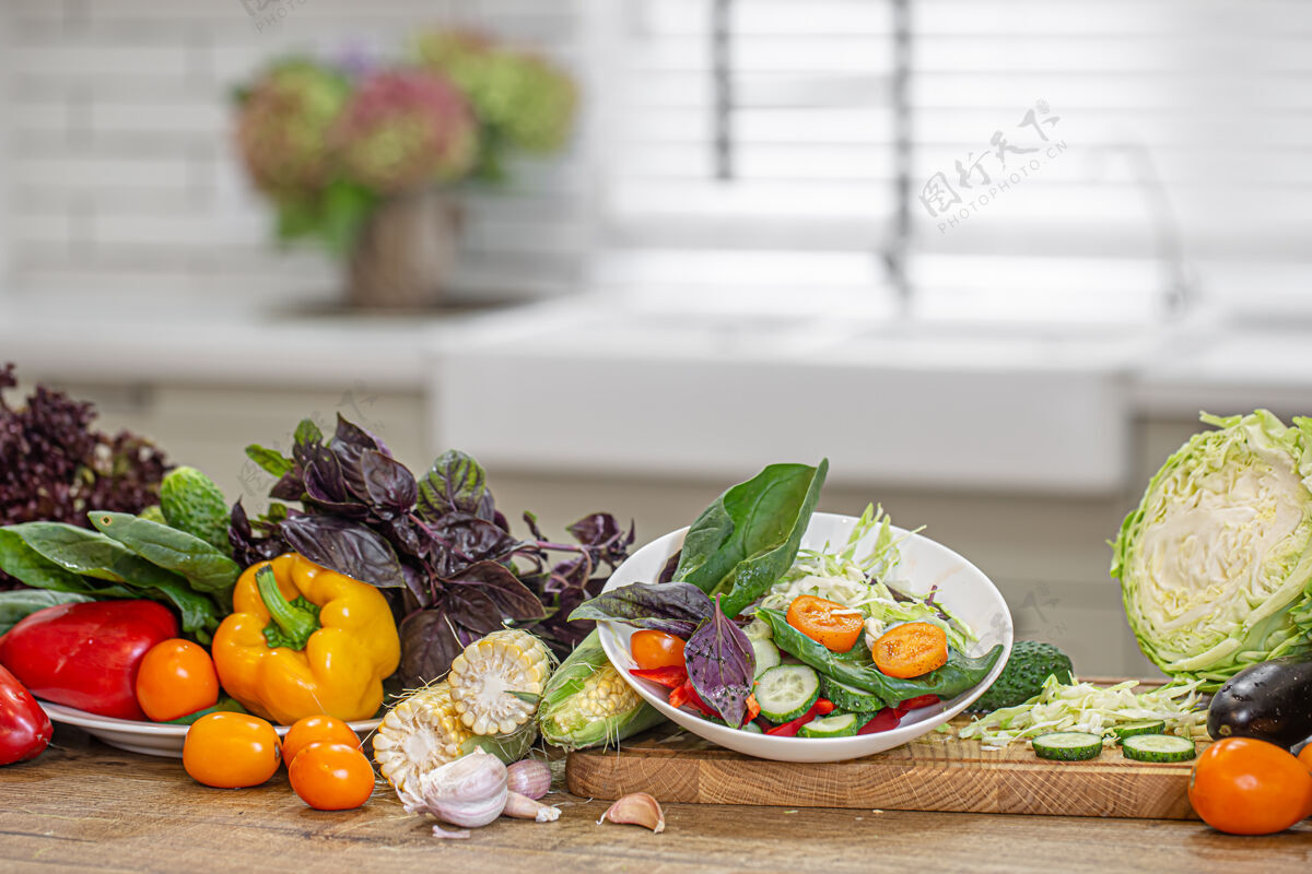 特写新鲜蔬菜在准备沙拉的过程中放在木桌上素食者食物自然
