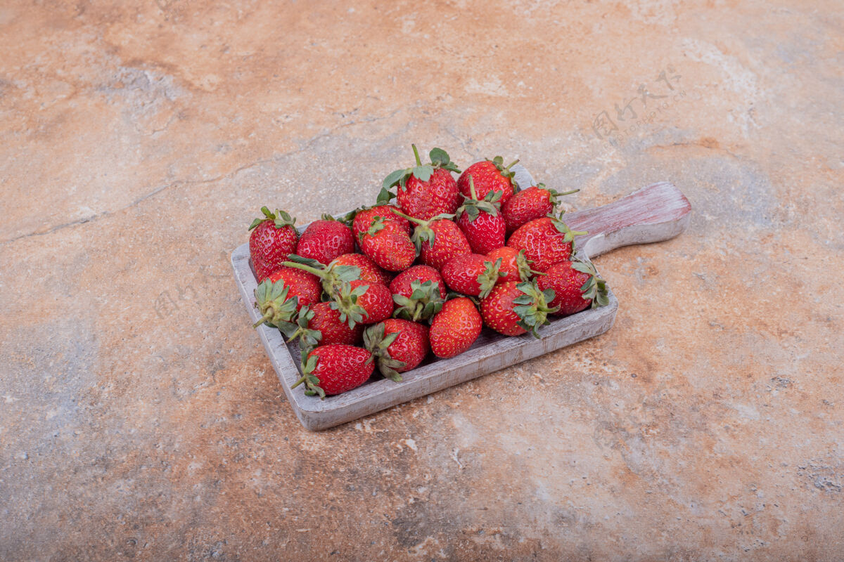 美味红色草莓放在大理石上的乡村木盘里素食新鲜清淡