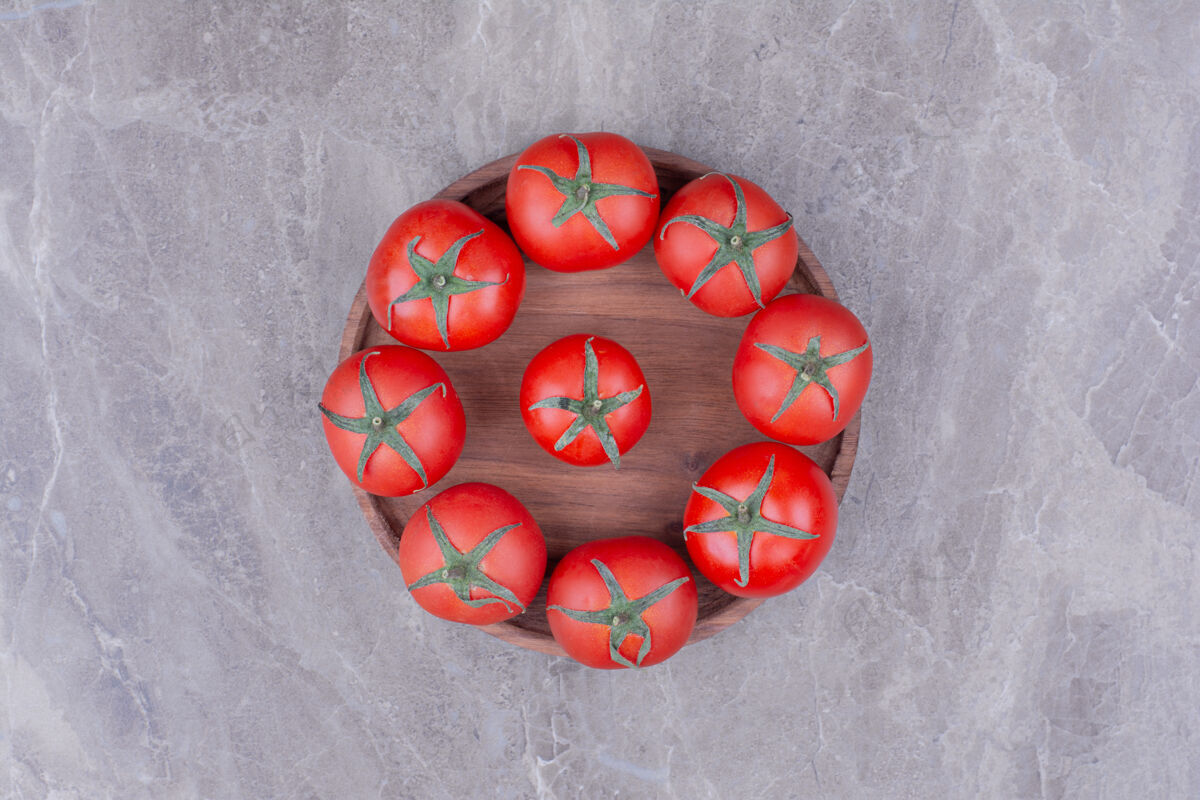 可口西红柿被隔离在大理石上的木盘里四季多汁热带
