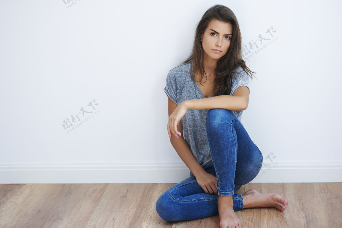时尚模特坐在木地板上的女人赤脚迷人的女人自然