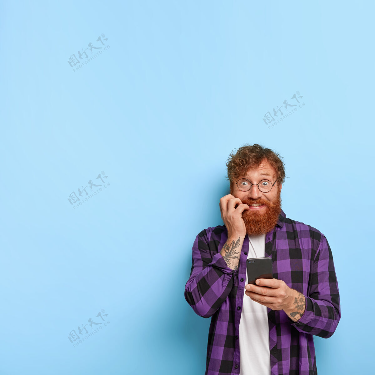 在线滑稽的红发男人表情紧张 咬指甲胡须互联网现代