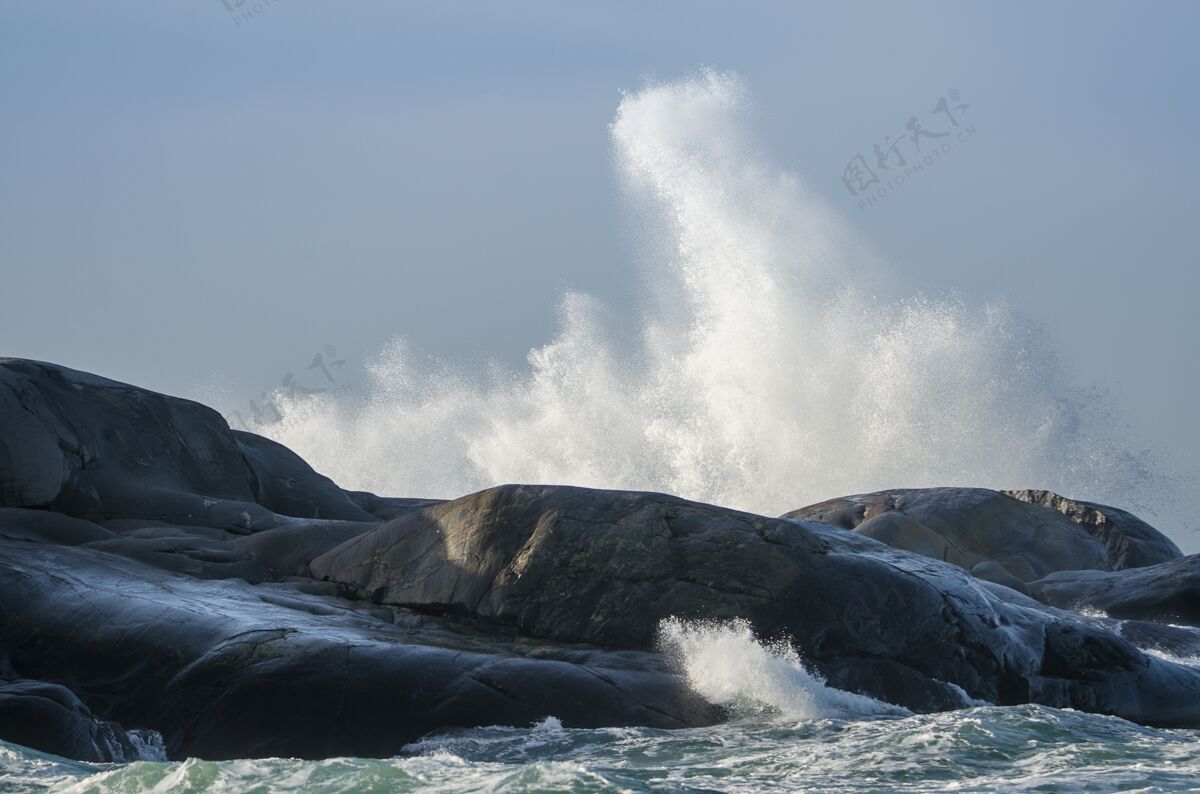 高潮在海边刮风的日子 海浪拍打着悬崖景观自然海洋