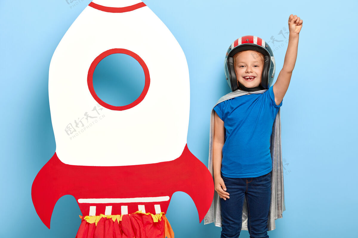 手势快乐的时光和童年学龄前儿童举起手臂做飞翔的手势宇航员保护飞行员