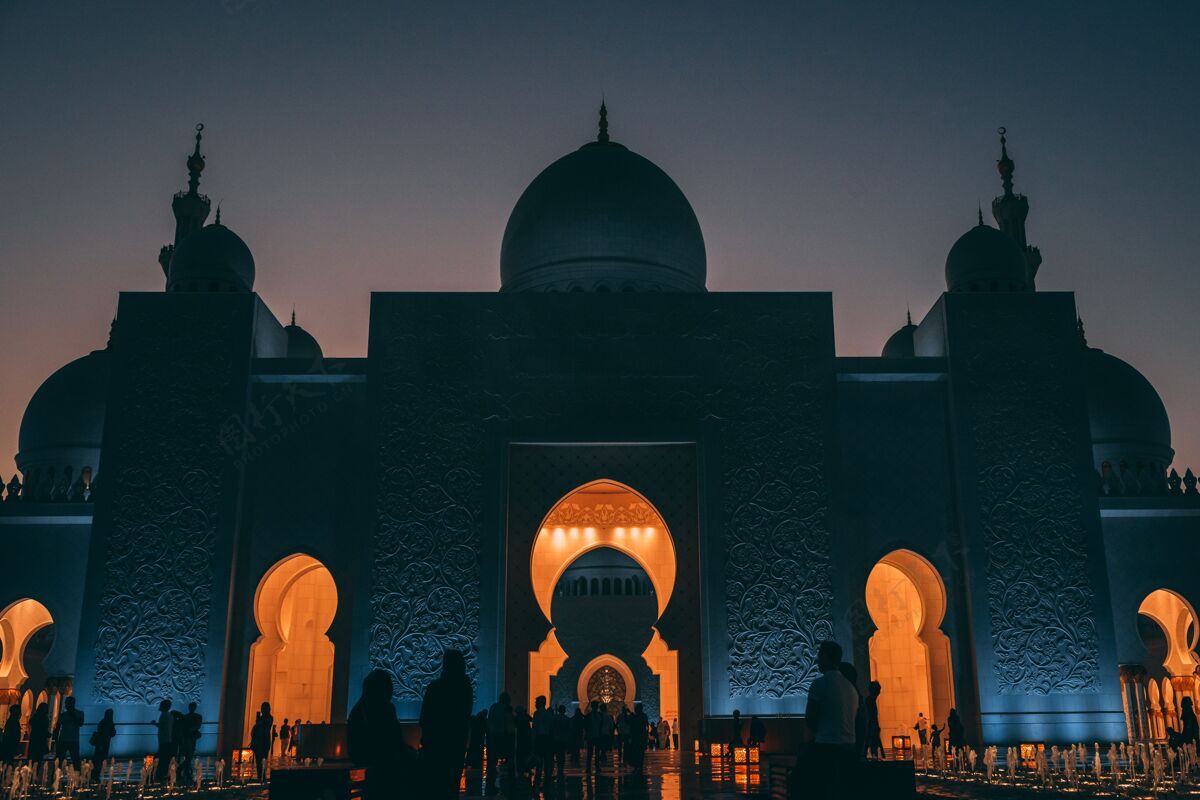 建筑阿布扎比一座大清真寺的低角度拍摄 建筑物内有发光的灯光灯光寺庙宏伟